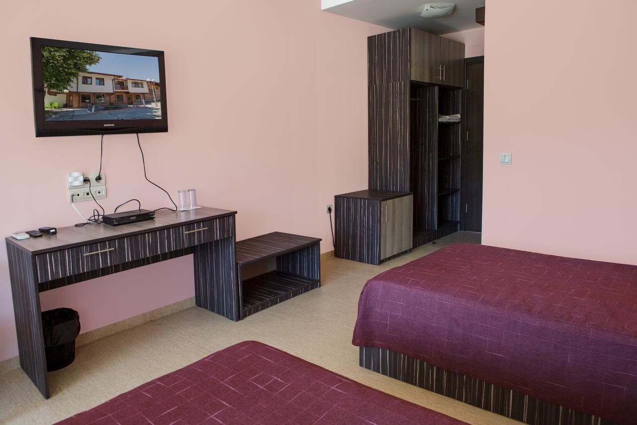 Family Hotel Kipra Exterior photo